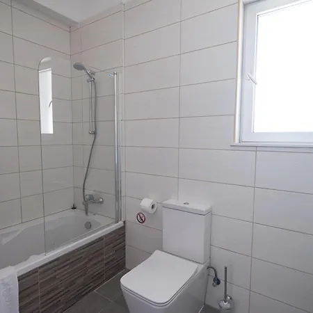 Five Bedrooms 1249