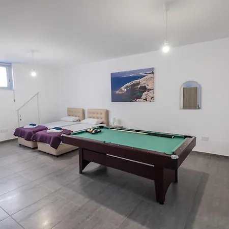 Five Bedrooms 1249 *